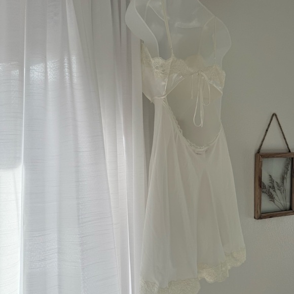 Vintage Victoria's Secret Ivory Chemise with Floral Lace Detailing lingerie - Picture 5 of 10
